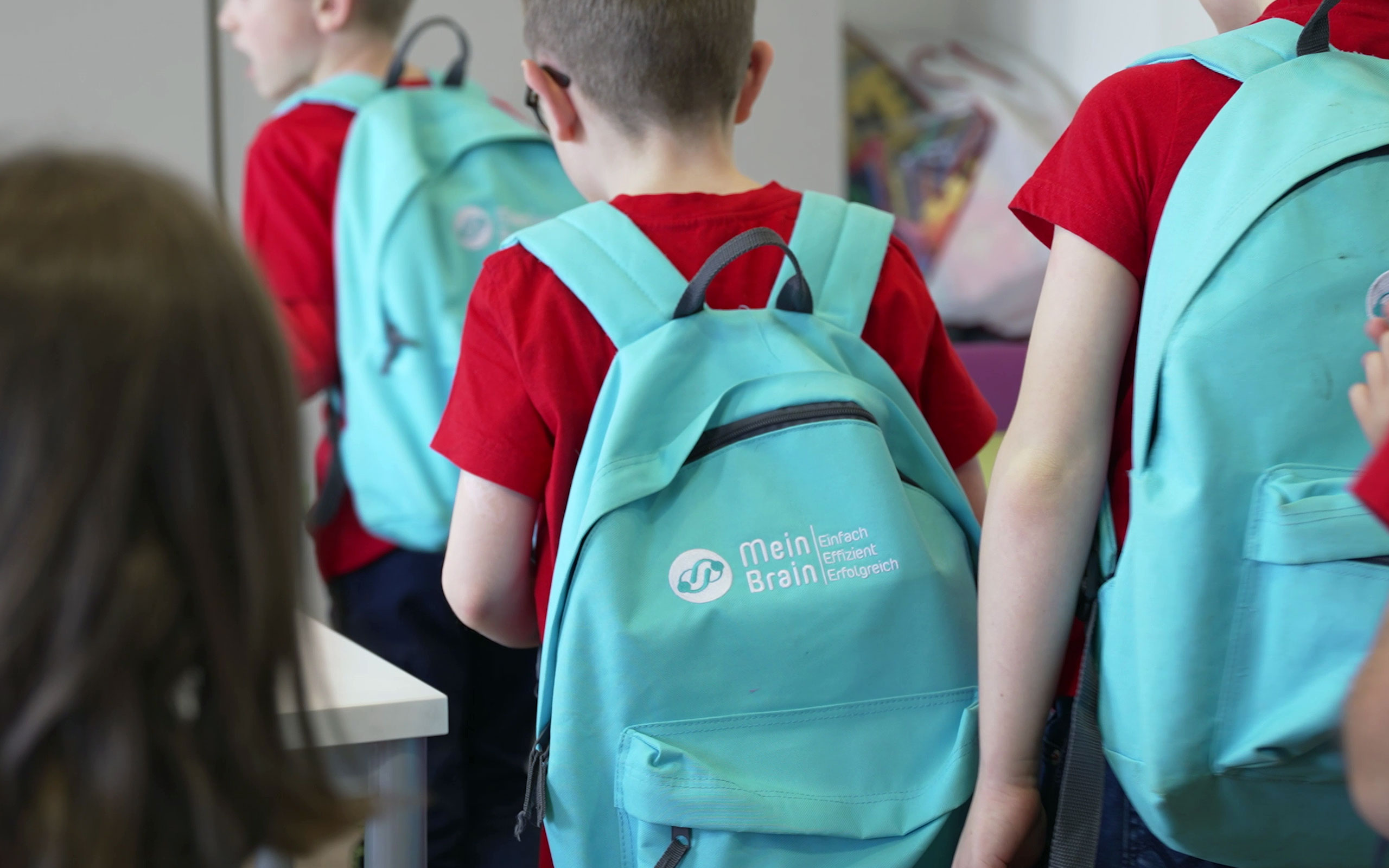 Kinder bei MeinBrain mit ihren Lernrucksäcken